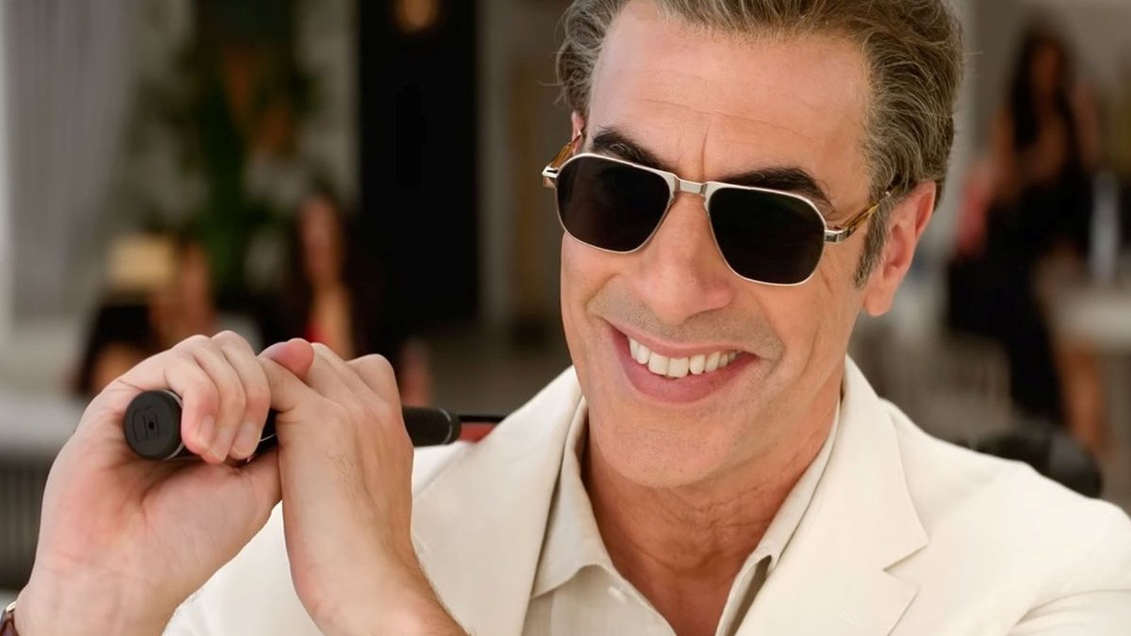 Novo filme Netflix com Sacha Baron Cohen e Rosamund Pike inverte as regras do machismo