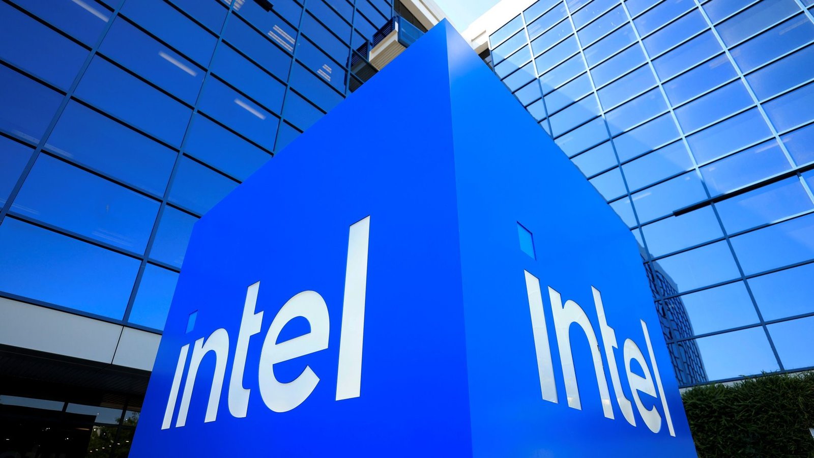Intel aumenta receita com CPUs para data centers e ações disparam