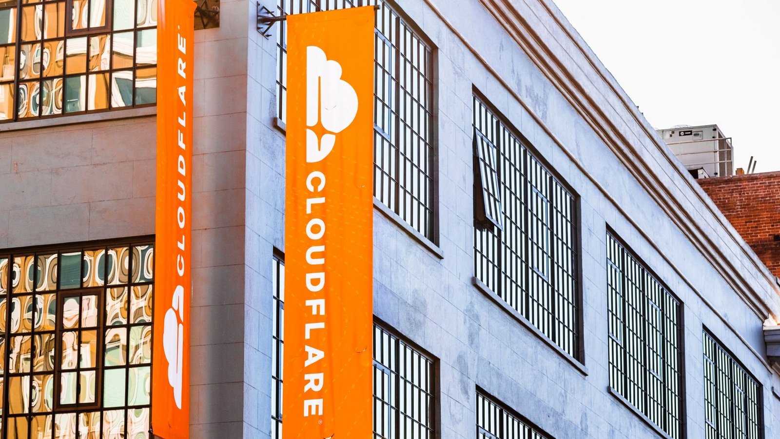 Cloudflare anuncia demissão de 1,1 mil funcionários para adotar mais IA