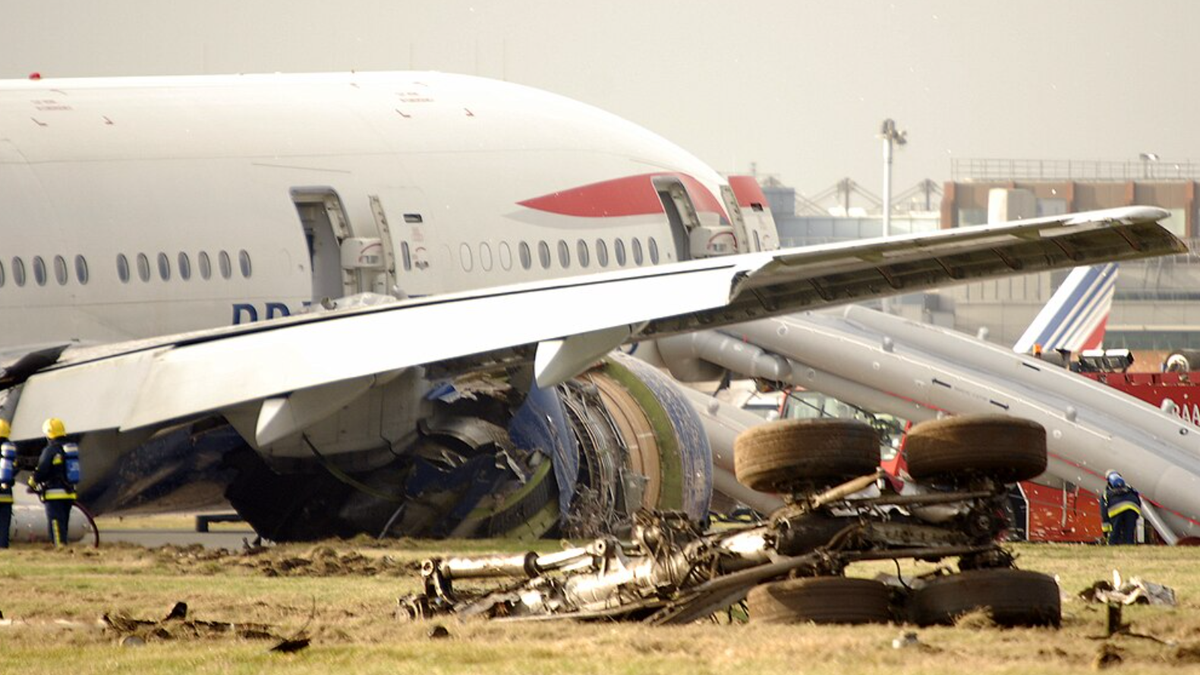 Pouso de emergência: por que a ordem para evacuar um avião não é automática?  