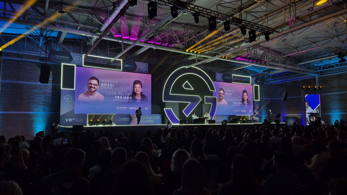 Luiza Trajano recebe troféu e debate legado do Magalu na Gramado Summit
