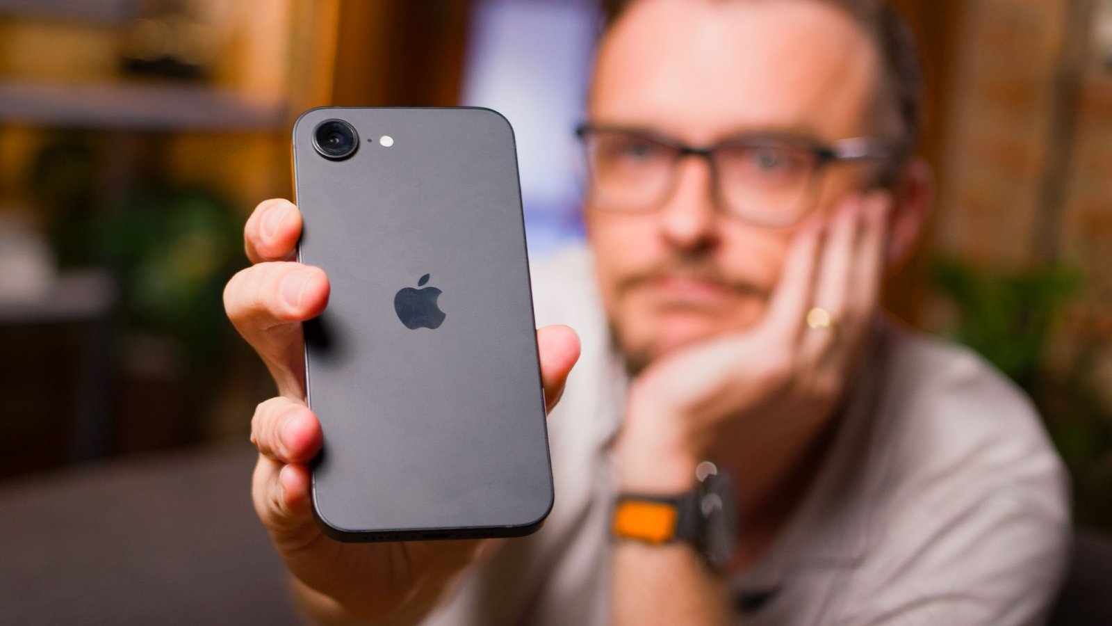 'Custo-benefício' do iPhone 17e não é boa escolha racional, mas faz sentido para fãs da Maçã